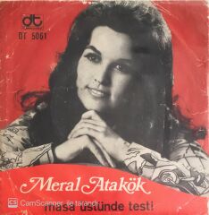 Meral Atakök - Masa Üstünde Testi/Kapı Önünde Durdum - 45'lik